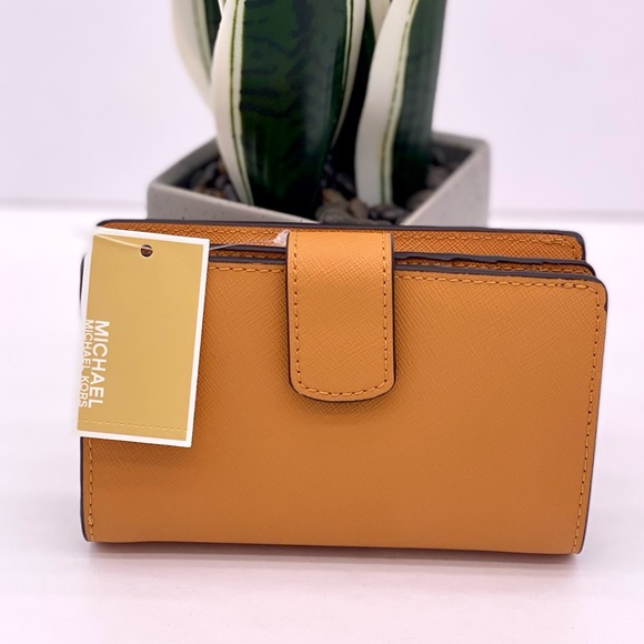 Michael Kors Jet Set Travel
Medium Bifold Coin Zipper
Wallet Cider - Picture 4 of 10